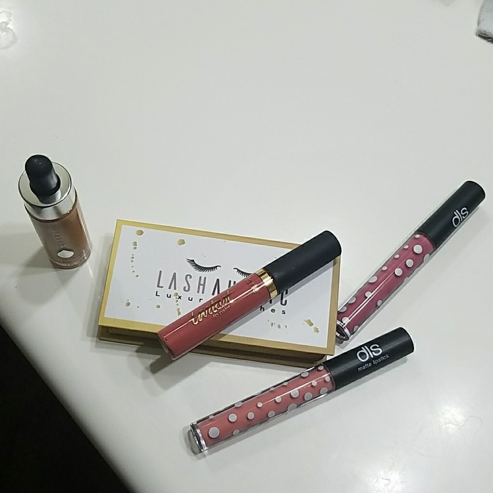 Makeup - Picture 2 of 2